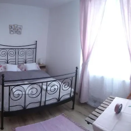 Keszthelyi Apartman דירה